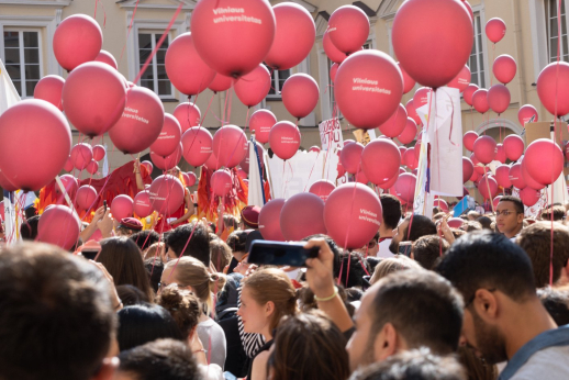 Šiemet VU nemokamai studijuos 200 pirmakursių daugiau