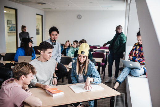 Studentų dilema: rinktis paklausią profesiją ar tą, kur traukia širdis?