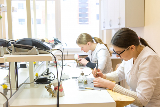 Dantų technologijos studijos Utenos kolegijoje