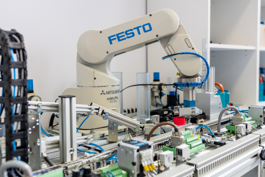 4 mitai apie mechatroniką: ar tikrai tai darbas su automobiliais?