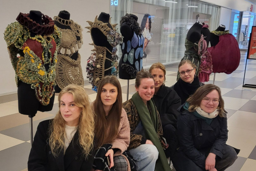 Nuo lapo iki drabužio: pirmakursių improvizacijos