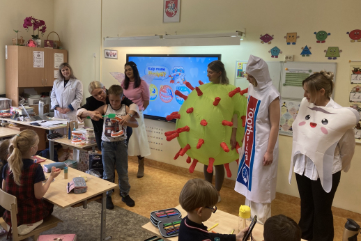 Žaismingos Utenos kolegijos studentų pamokos apie dantų priežiūrą
