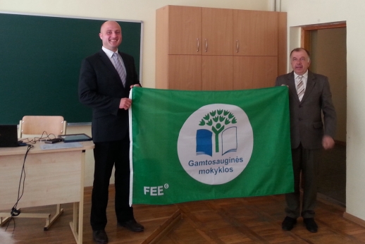  MOKYKLA APDOVANOTA ŽALIĄJA VĖLIAVA