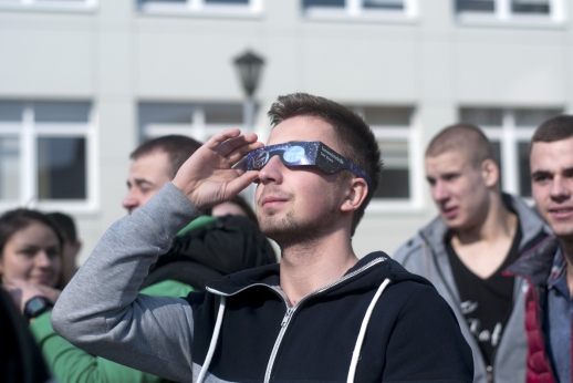 Minint Žemės dieną Saulę laikinai pritemdė Mėnulis