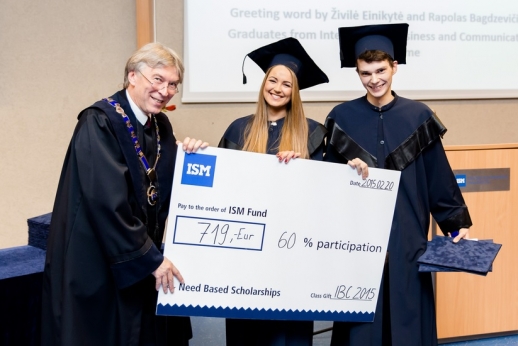 ISM absolventai prisidėjo prie stipendijų fondo