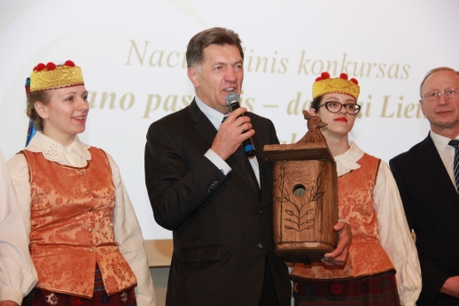 Premjero sode – įsikurs mokinių dovanotas inkilas