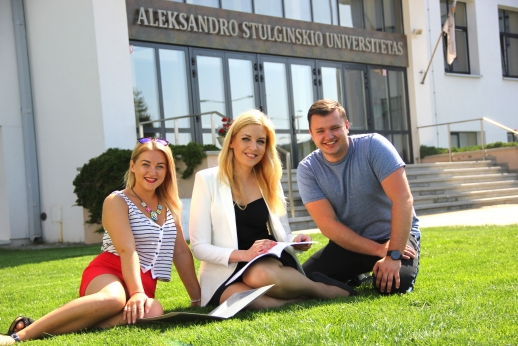 ASU dėstytoja ir jos draugai studentai