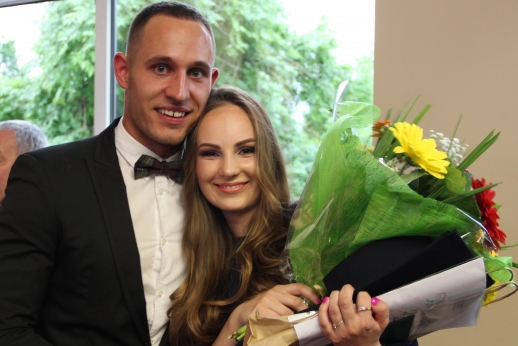 Viešos sužadėtuvės diplomų įteikimo šventėje