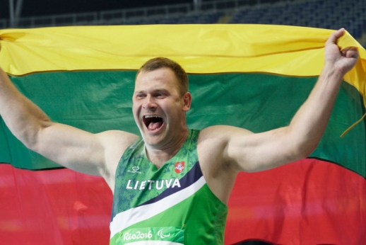VDU absolventas parveža aukso ir sidabro medalius
