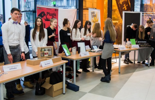 Verslių mokinių idėjas vertino VU KHF atstovai Verslių mokinių idėjas vertino VU KHF atstovai